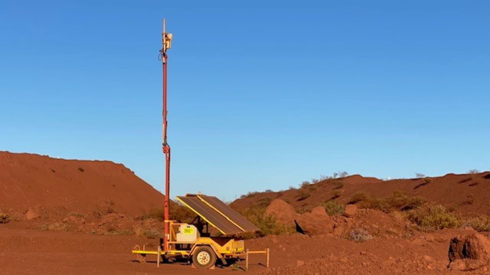 Self-supported mobile communications unit