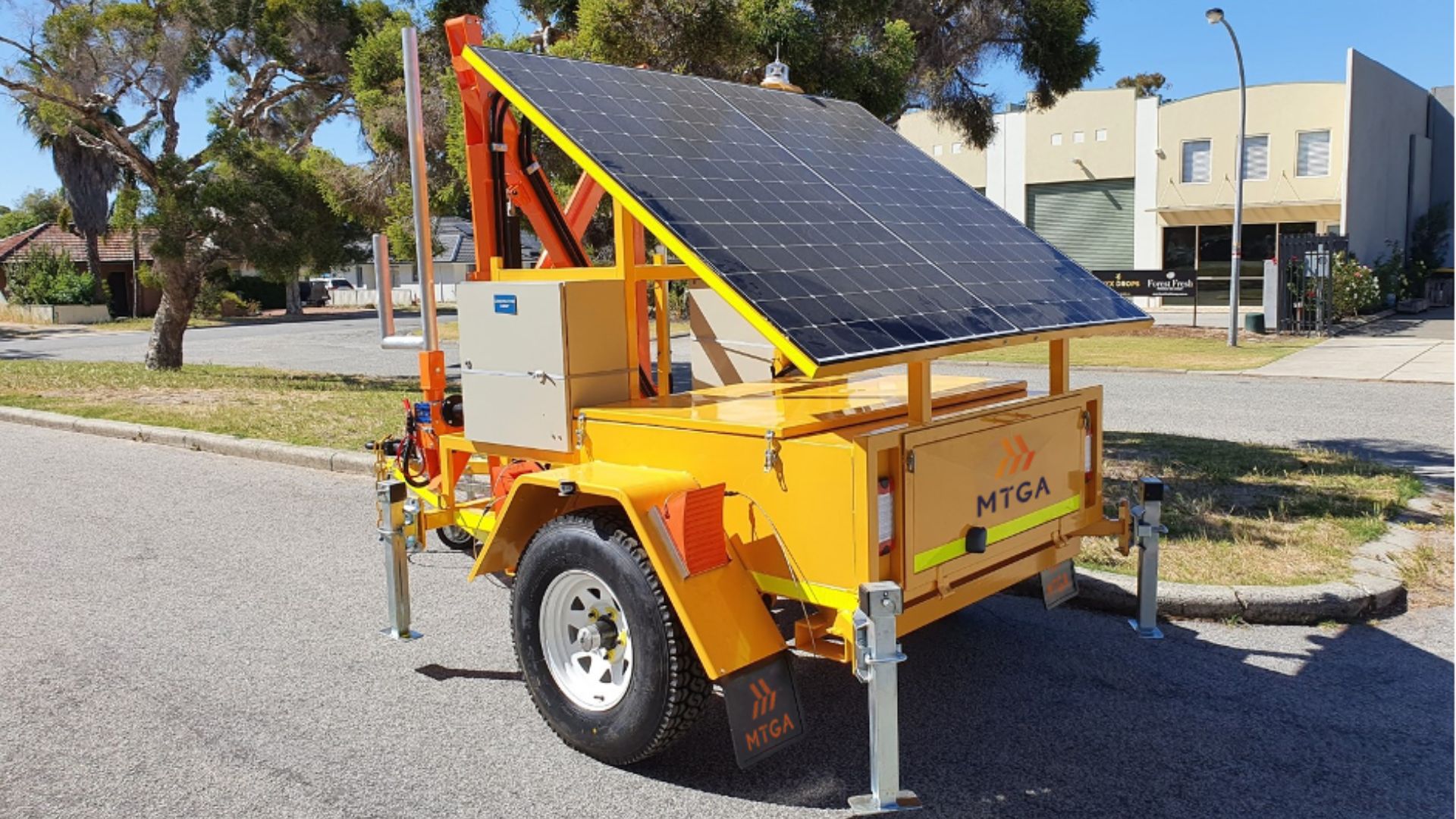 Self-supported mobile communications unit